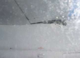 Крило літака авіакомпанії Air New Zealand відремонтували скотчем (2 фото)