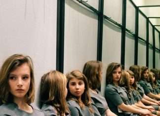 Скільки дівчаток зображено на цьому знімку?