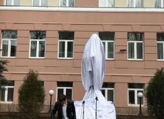 У Москві зявився бронзовий памятник Володимиру Жириновському (4 фото)