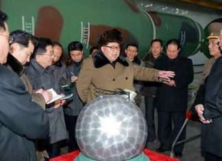 У мережі зявилися фото Кім Чен Ина у макета ядерної боєголовки (3 фото)