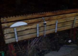 Індивідуальна лавка ростовських бабусь (2 фото)