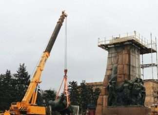 У Запоріжжі знесли найбільший на Україні памятник Леніну (5 фото)