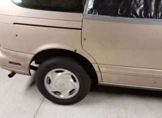 Везучий автомобіліст вчасно вийшов з машини (6 фото)