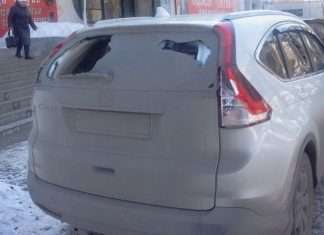 У Єкатеринбурзі за паркування на тротуарі пошкодили автомобіль (3 фото)