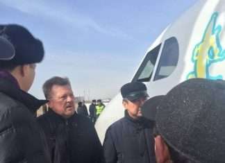 Льотчики-герої, благополучно посадившие літак без переднього шасі (3 фото)