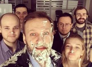 Невідомі кинули в Олексія Навального два торта (2 фото)