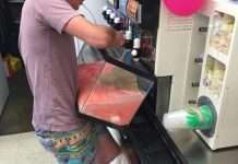 В США любителі крижаного напою наповнювали їм тазики і навіть унітази (25 фото)