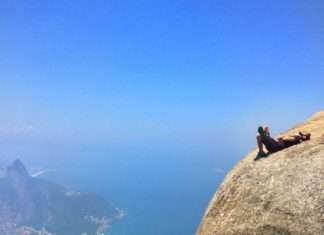 Фото безстрашних туристів на скелі Педра-так-Гавеа в Бразилії (6 фото)