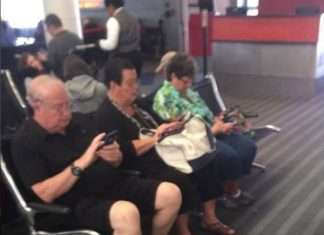 Люди старшого покоління і сучасні телефони (18 фото)