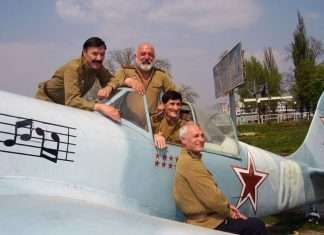 Музична ескадрилья з кінострічки «В бій ідуть одні старики» 42 роки (4 фото + відео)