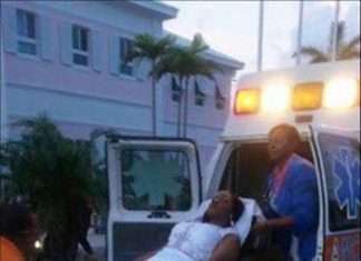 Дівчина приїхала на випускний бал в машині швидкої допомоги (3 фото)