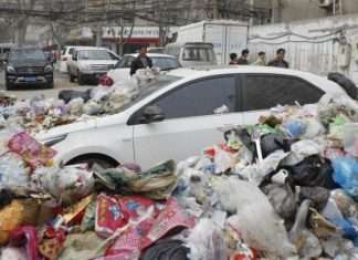 Китайські сміттярі по-своєму провчили автомобіліста (5 фото)