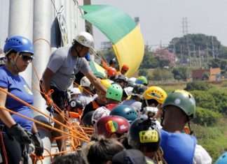 Бразильські екстремали спробували здійснити масовий стрибок у роупдажмпинге (8 фото)