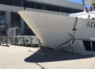 У Сан-Дієго круїзний лайнер врізався в пристань (4 фото + відео)