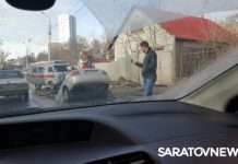 У Саратові автомобіль провалився у величезну яму на дорозі (6 фото)