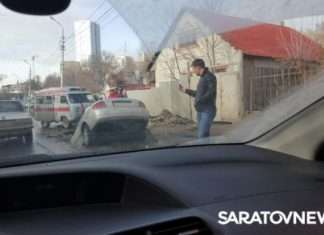 У Саратові автомобіль провалився у величезну яму на дорозі (6 фото)