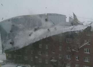 В Дудінці штормовий вітер зірвав дах з житлового будинку (5 фото + відео)