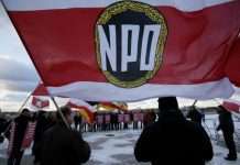 Сирійські біженці допомогли потрапив в аварію лідеру німецьких неонацистів (3 фото)