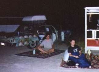 Самотня телефонна будка посеред пустелі Мохаве (4 фото)