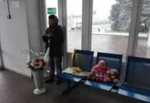 У Ростові почали продавати квіти та іграшки для тих, хто прийшов вшанувати память жертв авіакатастрофи (2 фото)