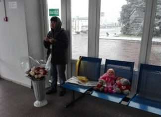 У Ростові почали продавати квіти та іграшки для тих, хто прийшов вшанувати память жертв авіакатастрофи (2 фото)