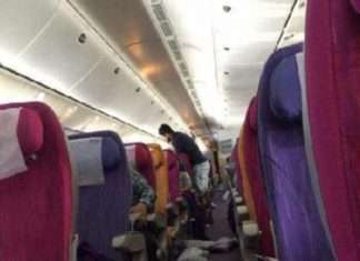 Салон літака, догодив у зону сильної турбулентності (2 фото)