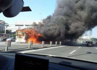 У центрі Стамбула згорів автобус (3 фото + відео)