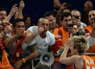 Неспортивну поведінку турецьких уболівальників на матчі «Динамо» – «Галатасарай» (3 фото + відео)