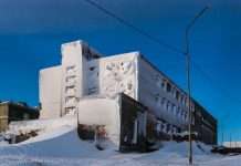 Занедбані будинки селища Тіксі (17 фото)