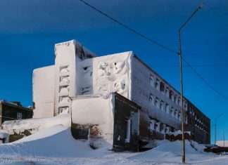 Занедбані будинки селища Тіксі (17 фото)