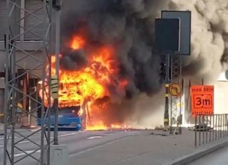 В центрі Стокгольма вибухнув автобус.