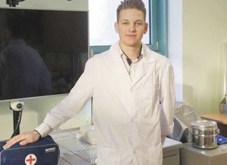 Школяр рятував життя пасажира літака, екстрено приземлився у Воронежі