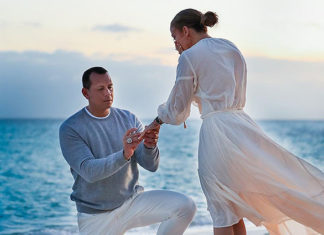 Дженніфер Лопес і Алекс Родрігес показали свою заручини на березі океану