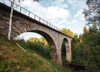 Занедбаний залізничний міст в Новгородській області: шедевр промислової архітектури