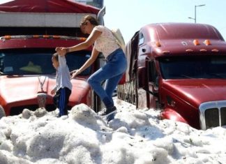 У Мексиці після 30-градусної спеки місто завалило 2-метровим шаром снігу
