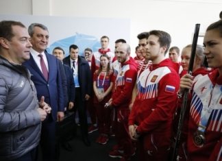 Медведєв слідом за Путіним почав займатися хокеєм