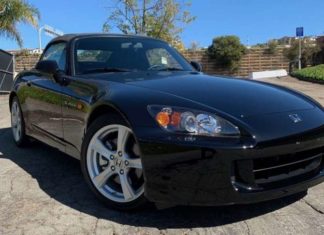 Десятирічний родстер Honda S2000 майже без пробігу