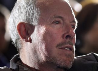 «Сповзає з даху старий Макаревич»