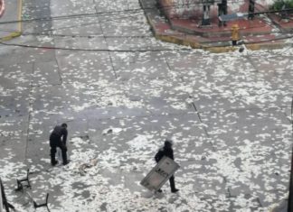 Жителі Венесуели викидають на вулицю знецінену місцеву валюту