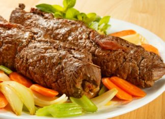 Як приготувати рулетики з свинини з грибною начинкою