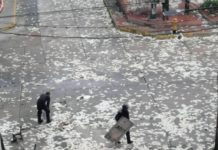 Жителі Венесуели викидають на вулицю знецінену місцеву валюту.