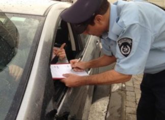 Поліція заарештувала сліпого водія за небезпечну їзду