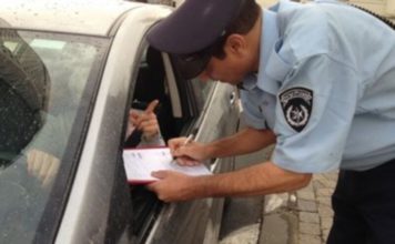 Поліція заарештувала сліпого водія за небезпечну їзду