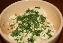 Сирний салат з яйцем і часником: рецепт приготування і прикрашення