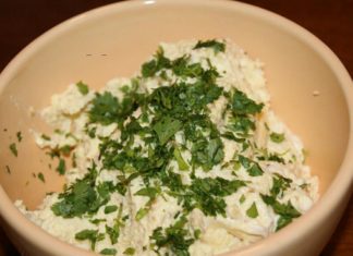 Сирний салат з яйцем і часником: рецепт приготування і прикрашення