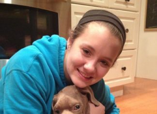 Негарна собака, яка зуміла знайти господарів