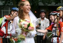 Веселий спосіб відсвяткувати весілля, дивимося