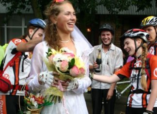 Веселий спосіб відсвяткувати весілля, дивимося