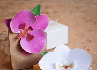 Орхідея з паперу для прикраси подарунків