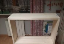 Шафка у ванну кімнату з соснових щитів